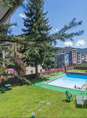 Outdoor pool of Hotel Rutllan & Spa