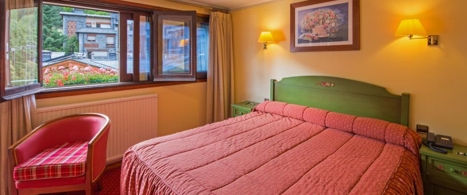 DOUBLE ROOM FOR INDIVIDUAL USE WITH GARDEN VIEW of the Hotel Rutllan & SPA