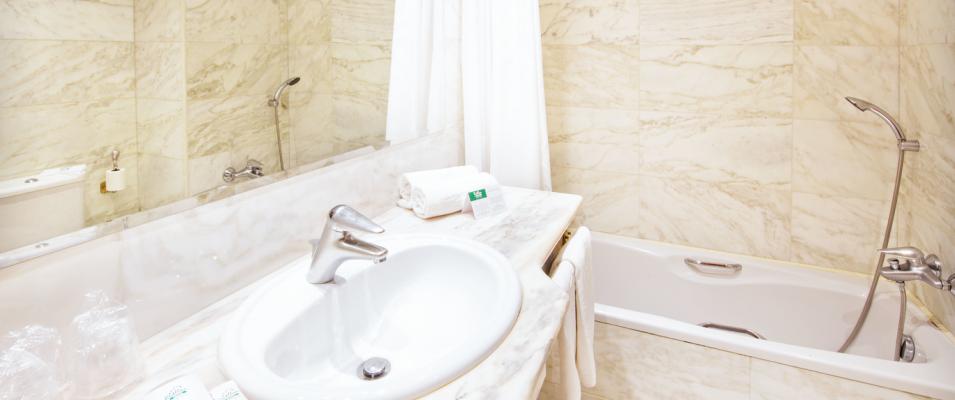 Hotel Rutllan & Spa STANDARD DOUBLE ROOM FOR SINGLE USE bathroom
